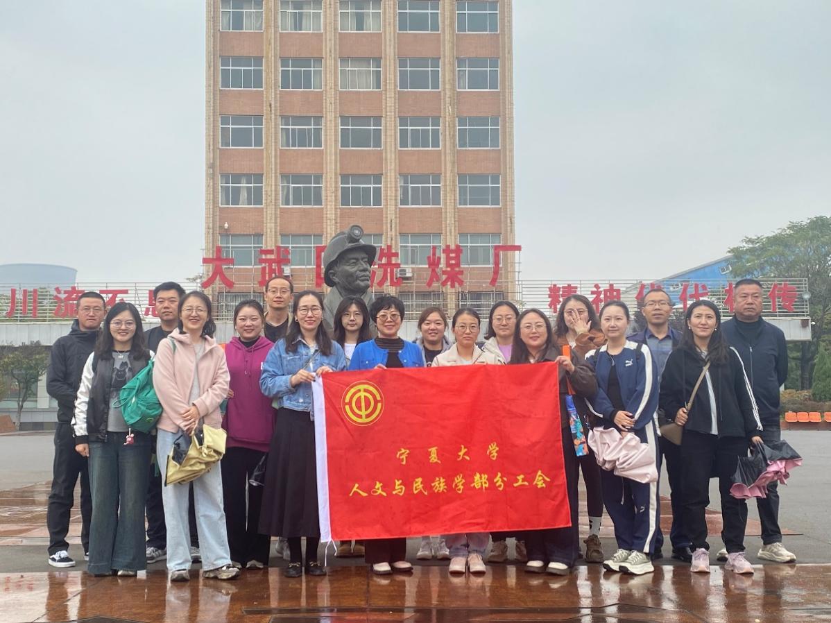 一群人站在一起描述已自动生成
