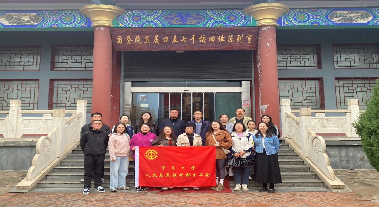 一群人站在建筑前描述已自动生成
